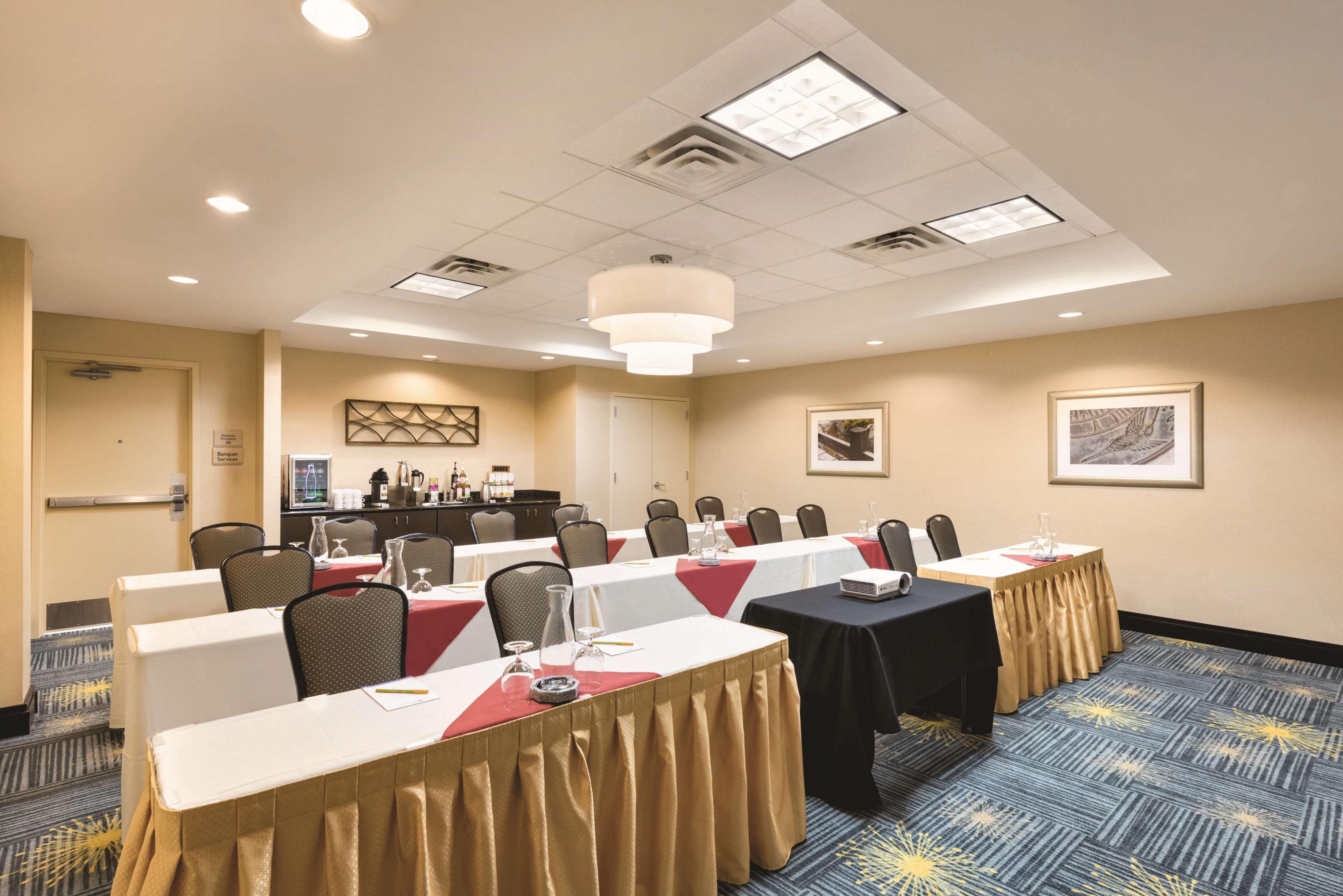 Hilton Garden Inn Фарго Екстериор снимка