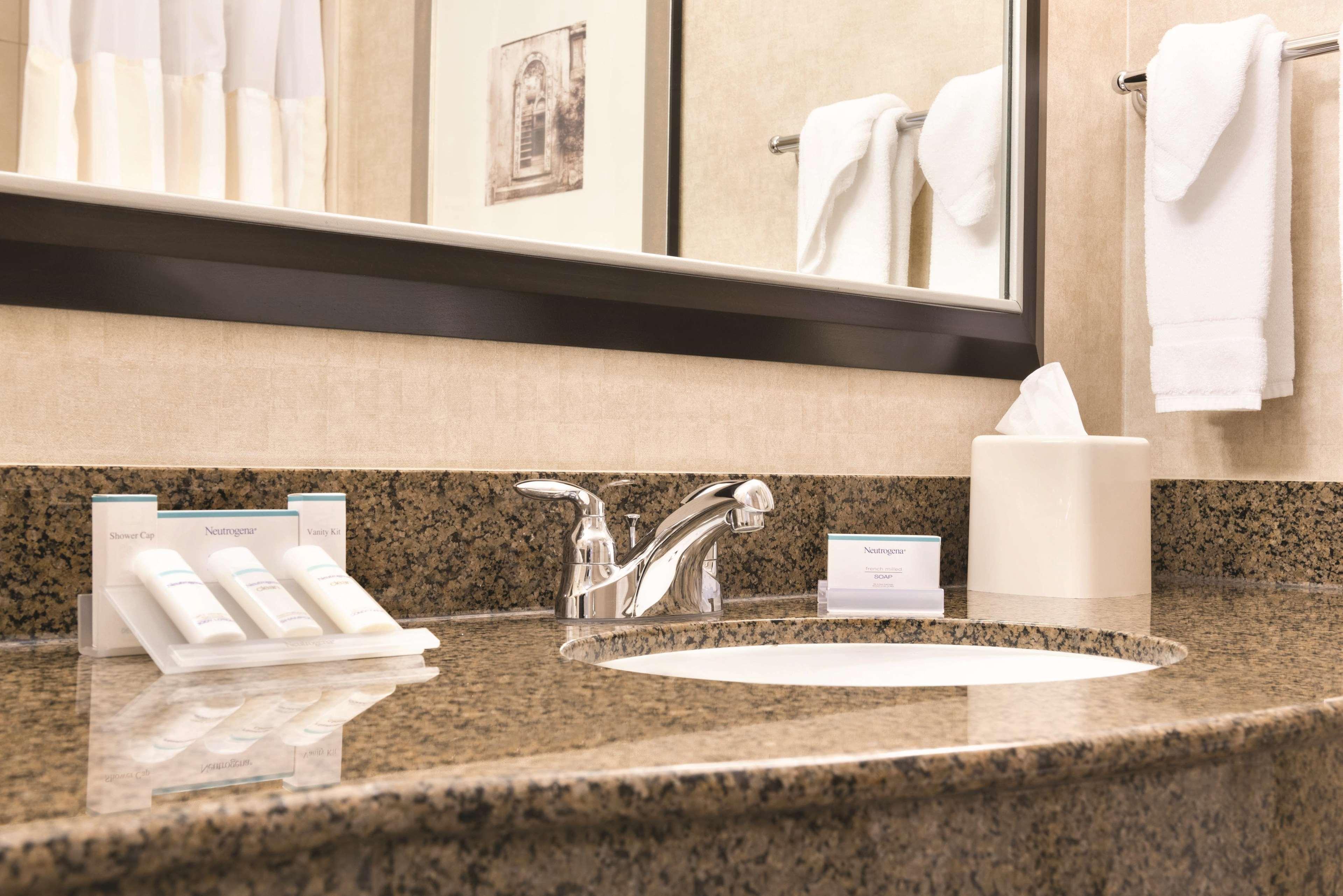 Hilton Garden Inn Фарго Екстериор снимка