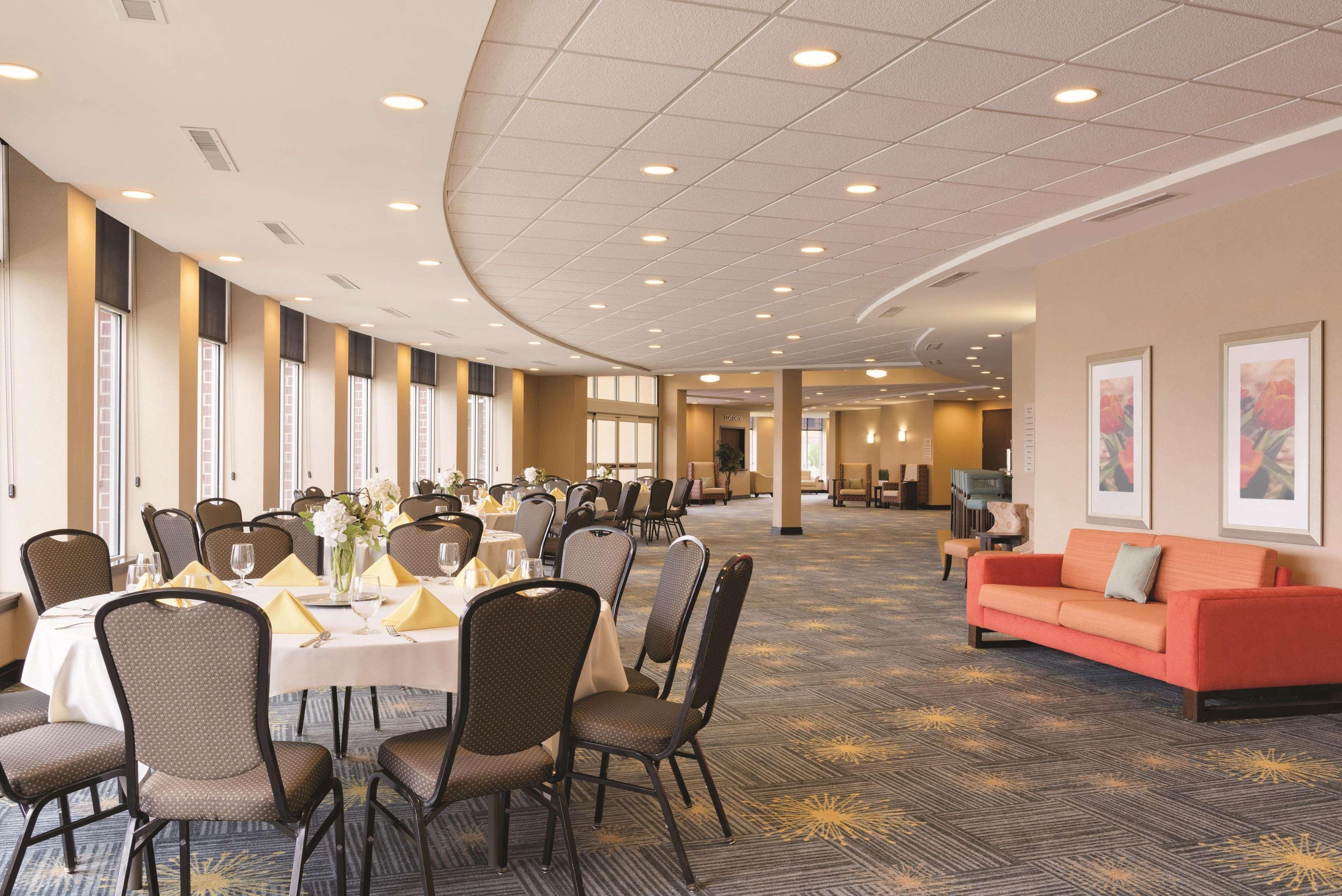 Hilton Garden Inn Фарго Екстериор снимка