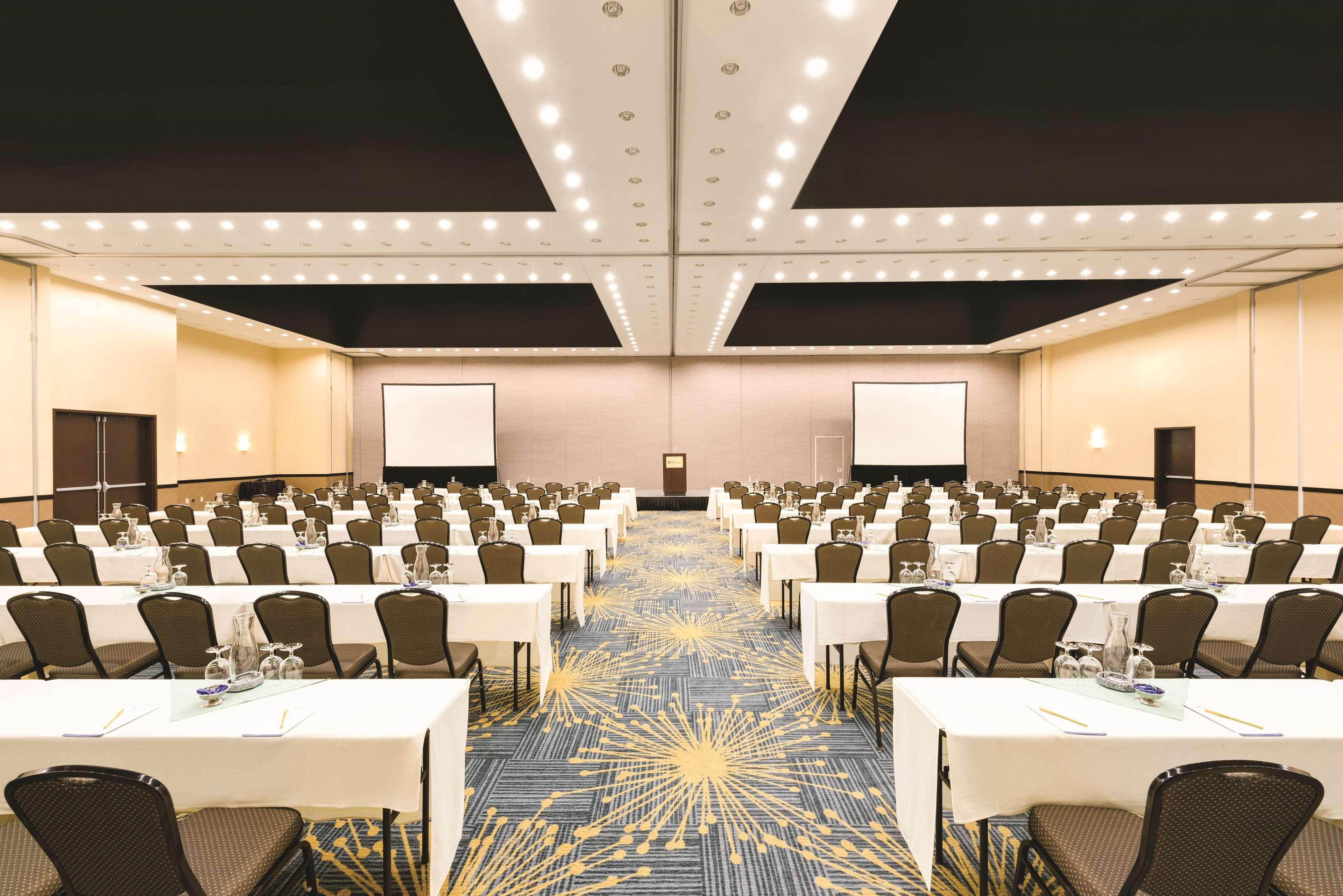 Hilton Garden Inn Фарго Екстериор снимка